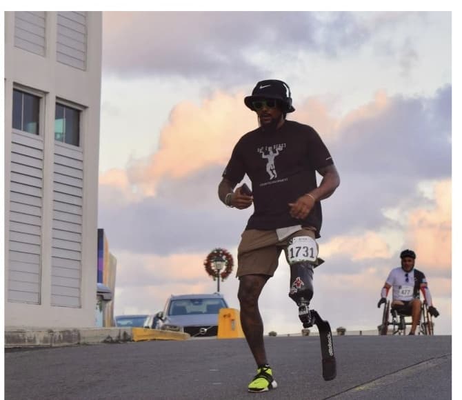 Runner with a prosthetic leg participating in the race